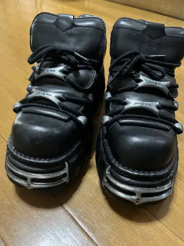 블랙 메탈릭 부품 통굽 신발