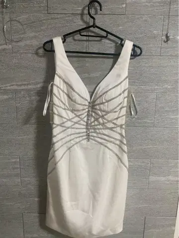 IRMA 화이트 V넥 드레스