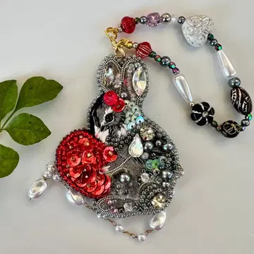 비즈 자수 브로치 이치고 토끼 핸드메이드