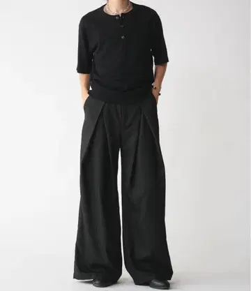 크로스 턱 와이드 슬랙스 팬츠 스트라이프 패턴