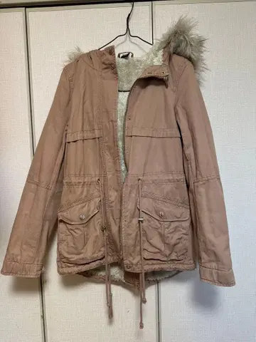 퍼 달린 베이지 모즈 코트