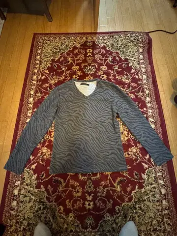 제브라 패턴 그레이 긴팔 V넥 스웨터