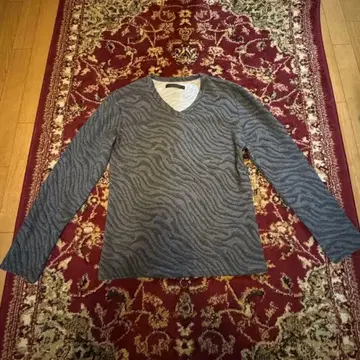 제브라 패턴 그레이 긴팔 V넥 스웨터