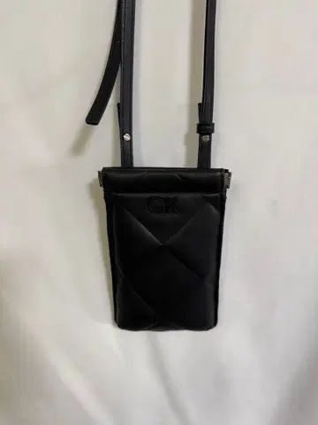 캘빈 클라인 퀼트 폰 크로스백 새상품급