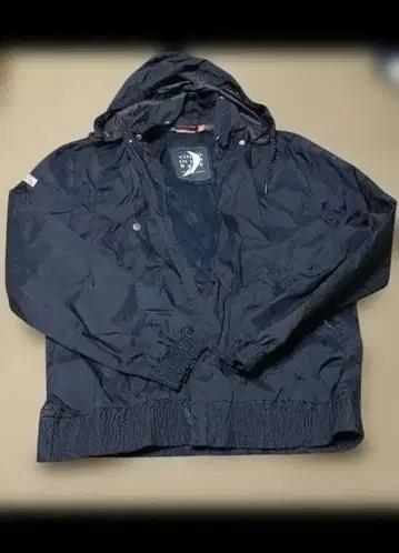 푸마의 후드 부착 윈드 브레이커입니다