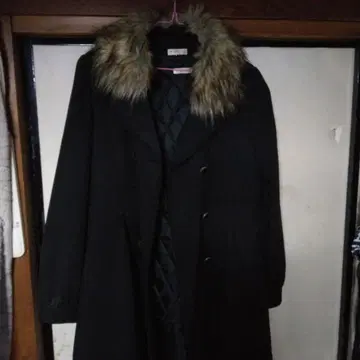 axes femme 퍼 달린 블랙 롱 코트