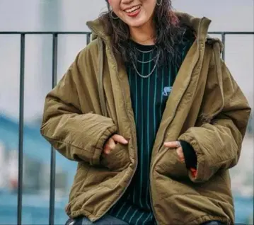 후드 부착 올리브 그린 점퍼