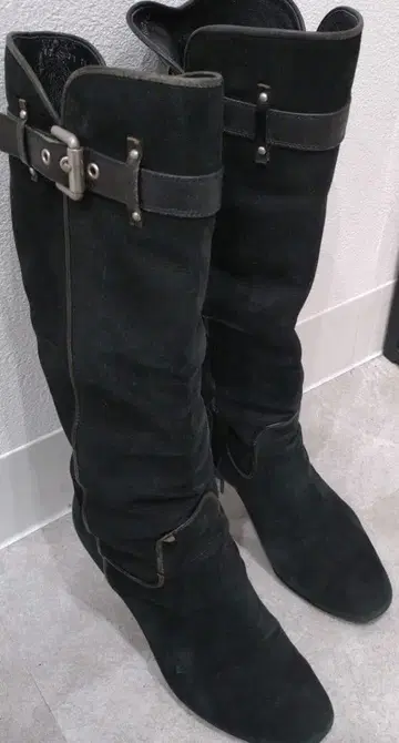 블랙 스웨이드 롱 부츠 벨트 포함 스트로베리 필드