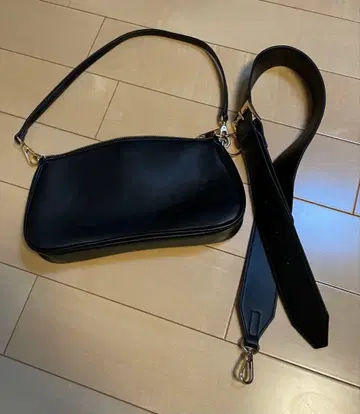 블랙 합성 피혁 숄더백