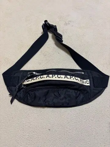 A.P.C. 블랙 바디백