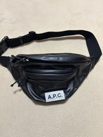 A.P.C. 블랙 바디백