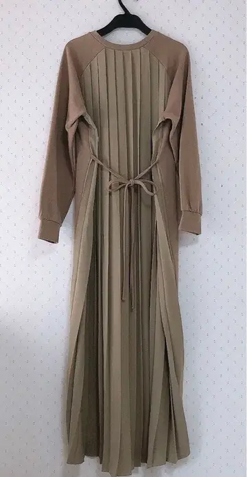 롱 원피스 (플리츠) 브라운