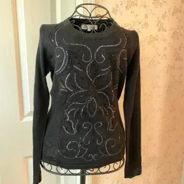 슈퍼 뷰티 비즈 자수 블랙 긴팔 니트 스웨터