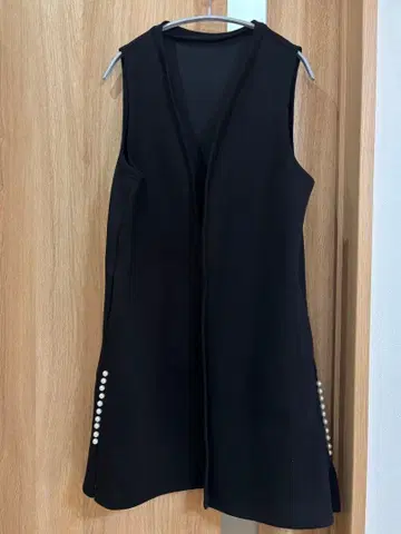 블랙 슬리브리스 베스트 펄 버튼 포함