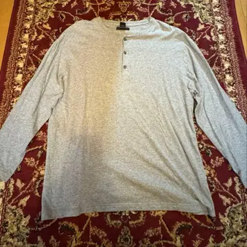그레이 긴팔 셔츠 버튼 포함