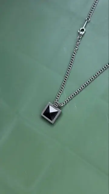 검은색 피라미드형 펜던트 목걸이
