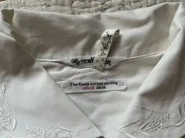 옷깃 자수 포함 화이트 긴팔 셔츠