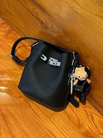 금장 장식 숄더백