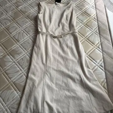 크림색 슬리브리스 A라인 원피스