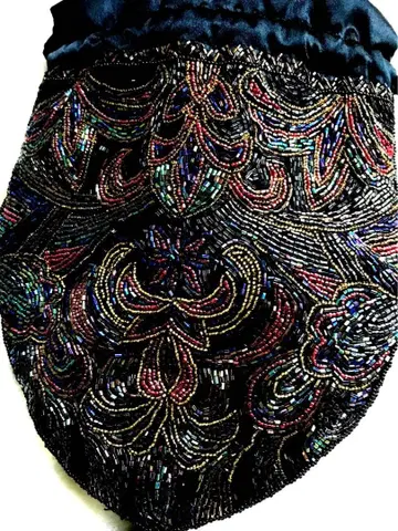 양면 화려한 비즈 자수의 파티 백입니다.