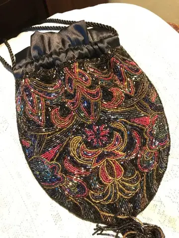 양면 화려한 비즈 자수의 파티 백입니다.