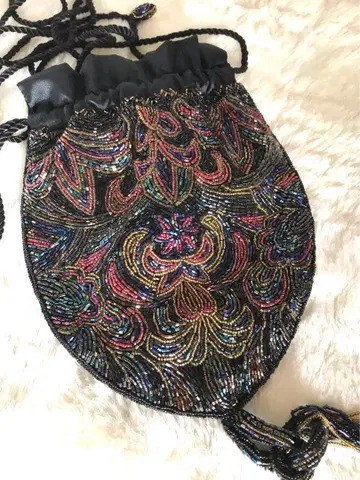 양면 화려한 비즈 자수의 파티 백입니다.