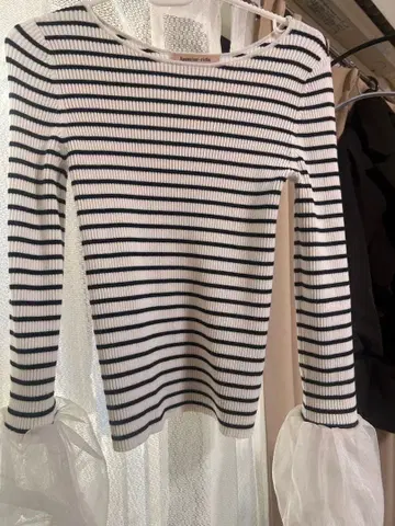 아푸이저 리쉬 소매 프릴 보더 니트