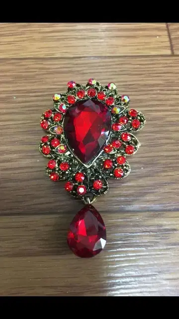 빨간색 스톤의 펜던트형 브로치