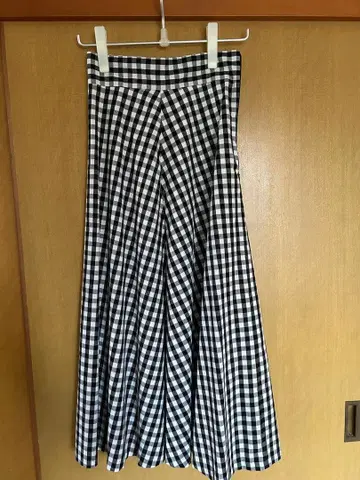 CU 체크 무늬 플레어 스커트