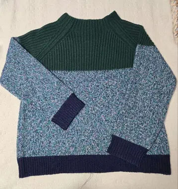 아즈노우아즈두바즈오오라카 하이넥 니트 스웨터