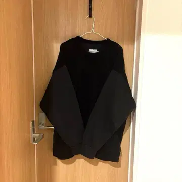 SHAREEF 블랙 긴팔 맨투맨 (보아)