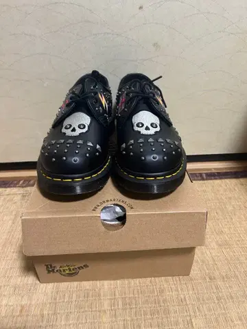 Dr. Martens 로카빌리 스컬 스터드 로퍼