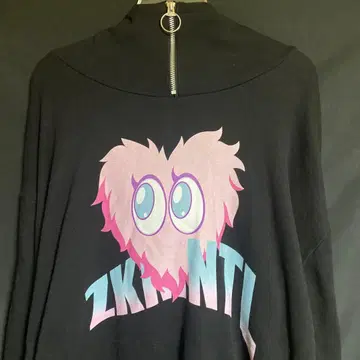 유메미 리아무 x TRAVAS TOKYO 하프 지퍼 후드티 [하트] 블랙