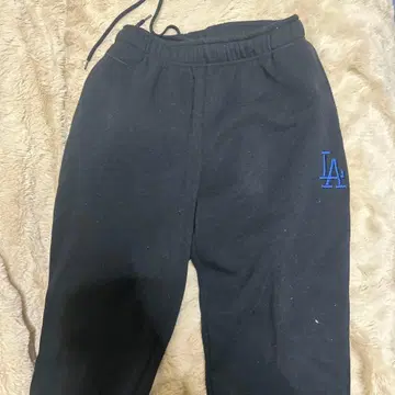 블랙 LA 로고 자수 조거 팬츠