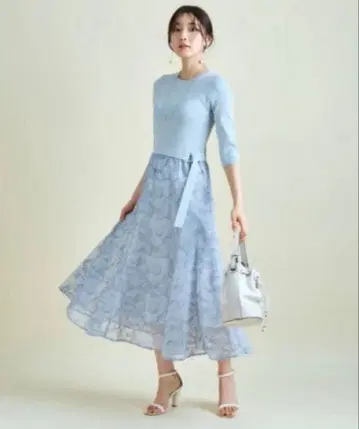 저스길리티 자수 플라워 도킹 원피스 라이트 블루