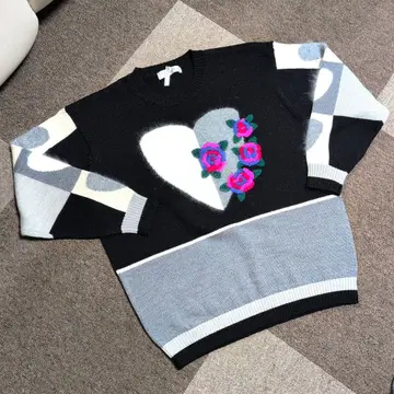 하트와 장미 자수의 니트 스웨터