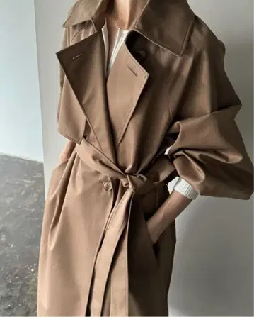 Noble 2024년 글로우 트윌 볼륨 드레스 코트 트렌치 코트