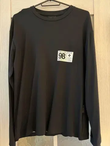 블랙 긴팔 T셔츠 포켓 부착