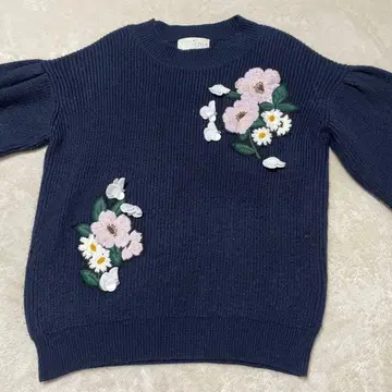 Chesty 꽃무늬 자수 네이비 니트 스웨터