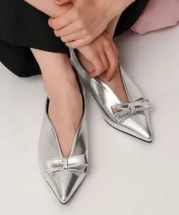 메탈릭 리본 V컷 플랫슈즈 실버