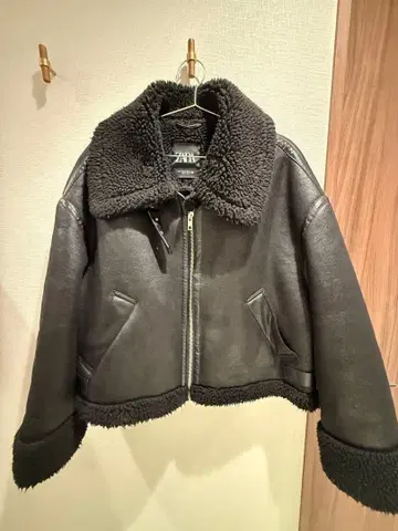 새상품급 ZARA 보아 블랙 무스탕 자켓 블랙 가죽 자켓 M