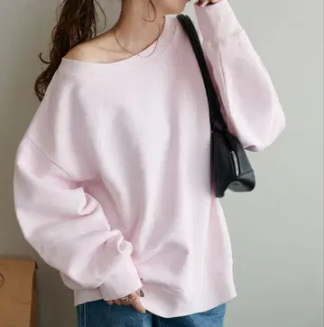 Discoat 피그먼트 원숄더 맨투맨 핑크