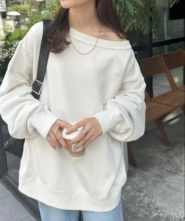 Discoat 피그먼트 원숄더 맨투맨 아이보리