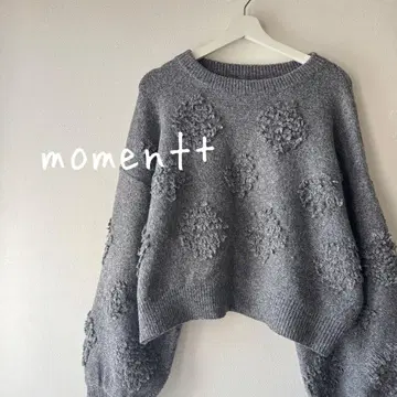 moment+ 크루넥 3D 플라워 자카드 니트 풀오버 그레이