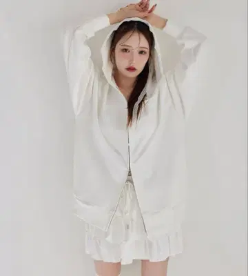 NICE CLAUP 오버 사이즈 후드티 & 티어드 미니 스커트 셋업