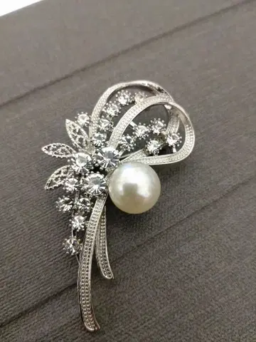 엘레강트한 꽃 모티브 브로치