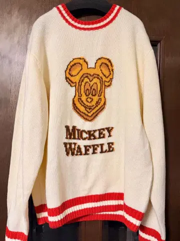미키 와플 스웨터