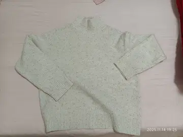 크림색 터틀넥 니트 M 사이즈