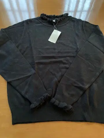 미사용 새상품 에카 소포 프릴 넥 블랙 니트 스웨터