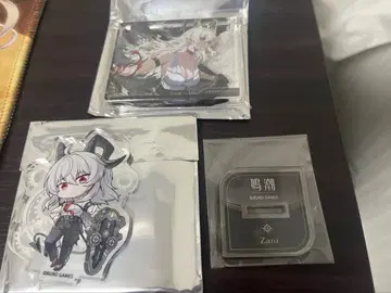 명조 그라테 잔니 미니 아크릴 스탠드와 콜로타